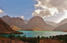 Tadżykistan - zimne jezioro Iskander-Kul w Górach Fańskich.