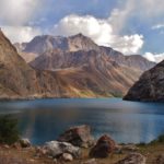 Tadżykistan - zimne jezioro Marguzor w Górach Fańskich.