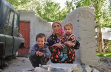 Tadżykistan - babcia z wnuczkami.