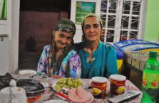 Tadżykistan - matka z córką u których piłem herbatę i robiłem zakupy.
