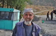 Tadżykistan - ten człowiek dał mi jabłka na drodze.