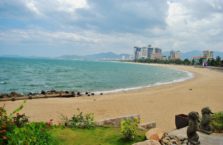 Wietnam -  plaża w Nha Trang; (Morze Południowo - Chińskie).