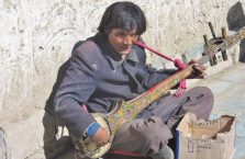 Tybet - gitarzysta.