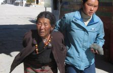 Tybet - kobiety wychodzące ze świątyni.