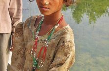 Nepal - uboga dziewczyna.
