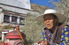 Tybet - stara kobieta.