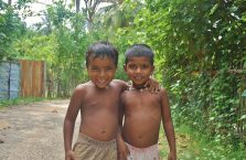 Sri Lanka - chłopcy cieszący się na widok Białego.