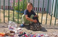 Mongolia - dziewczynka na pustyni Gobi.