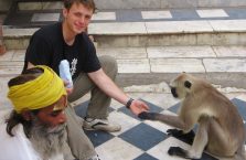 Indie -karmiłem małpę.