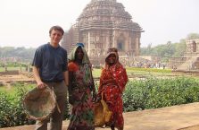 Indie - z kobietami przed Świątynią Słońca.