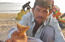 Indie - sprzedawca samsy na plaży w Bombaju.