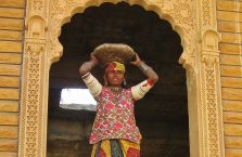 Indie - kobieta z towarem na głowie.