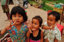 Kambodża - dzieci przy ulicy.