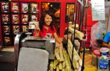 Malezja - dziewczyna sprzedająca trzcinę cukrową.