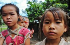 Laos - dzieci z wioski Hmong.