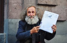 Armenia - starszy człowiek na ulicy.