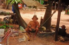 Kambodża - mężczyzna na hamaku.