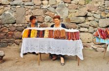 Armenia - kobiety sprzedające słodycze.