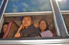 Birma - kobiety w autobusie.