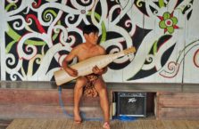Malezja - mężczyzna w tradycyjnej wiosce na Borneo.