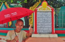 Birma - mężczyzna z parasolem.