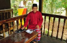 Malezja - mężczyzna w tradycyjnej wiosce na Borneo.