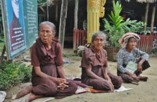 Birma - stare kobiety przed świątynią.
