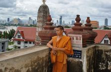 Tajlandia - mnich na Wat Arun.
