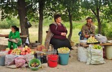Armenia - ludzie sprzedający owoce przy ulicy.