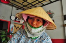Wietnam - kobieta w tradycyjnej czapce.