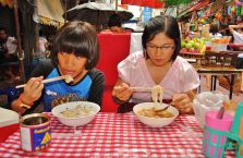 Tajlandia - Tajki przy obiedzie w chińskiej dzielnicy.