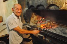 Armenia - mężczyzna grilujący szaszłyki.