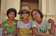 Birma - dziewczyny. Jedna w moim kapeluszu.