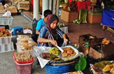 Malezja - kobieta na bazarze.