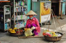 Wietnam - kobieta ze swoim straganem.