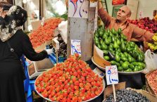 Iran - sprzedawca owoców.