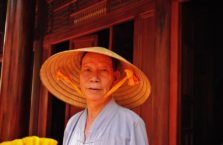 Wietnam - mężczyzna w tradycyjnej czapce.