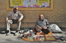 Iran - pijani mężczyźni na ulicy.