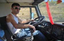 Górski Karabach - kierowca ciężarówki.