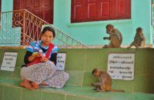Birma - kobieta z małpami.