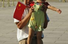 Chiny - dumny ojciec i jego syn.