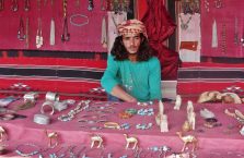 Jordania - Arab sprzedający pamiątki na pustyni.