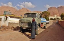 Jordania - Arab przed swoją ciężarówką na pustyni.