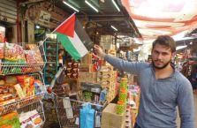 Palestyna - mężczyzna z flagą Palestyny.