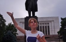 Kirgistan - podróżniczka z Polski na tle skurwysyna Lenina.