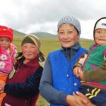 Kirgistan - kobiety z dziećmi nad jeziorem Song-Kol.