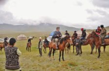 Kirgistan - ludzie na koniach nad jeziorem Song-Kol.