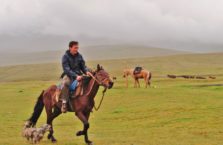 Kirgistan - na koniu.
