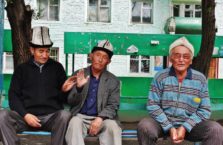 Kirgistan - mężczyźni po piwie.