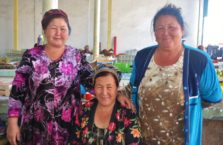 Uzbekistan - kobiety na bazarze.